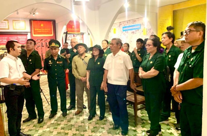 Đoàn cựu chiến binh tham quan Bảo tàng Biệt động Sài Gòn - Gia Định. (Ảnh: Daibieunhandan.vn)