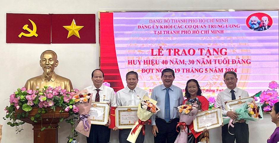 Đồng chí Võ Văn Yên - Phó Bí thư Thường trực Đảng ủy Khối trao Huy hiệu 30 năm tuổi Đảng