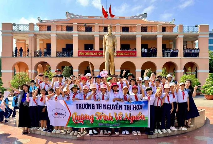 Học sinh Trường Tiểu học Nguyễn Thị Hoa tham quan về nguồn tại di tích Bảo tàng Hồ Chí Minh - Chi nhánh TPHCM tháng 3-2026 (Ảnh: Hoàng Hùng)