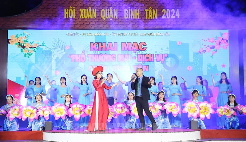 Tiết mục văn nghệ tại hội hoa xuân.