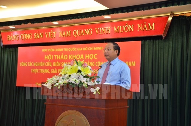 Phó Bí thư Thường trực Thành ủy TPHCM Tất Thành Cang phát biểu tại hội thảo