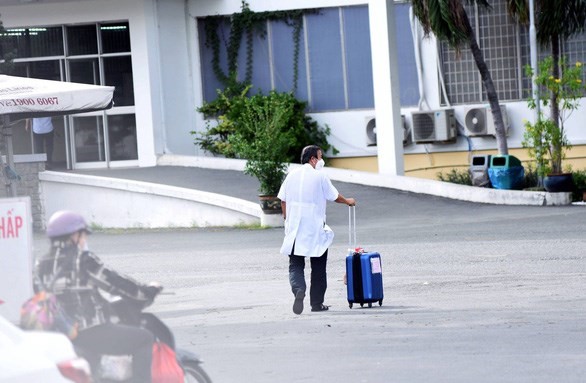 Giám đốc Bệnh viện Bệnh nhiệt đới TPHCM Nguyễn Văn Vĩnh Châu kéo vali vào bệnh viện để cùng các đồng nghiệp của mình chống dịch gây xúc động mạnh trong cộng đồng. Ảnh: http://medinet.gov.vn/