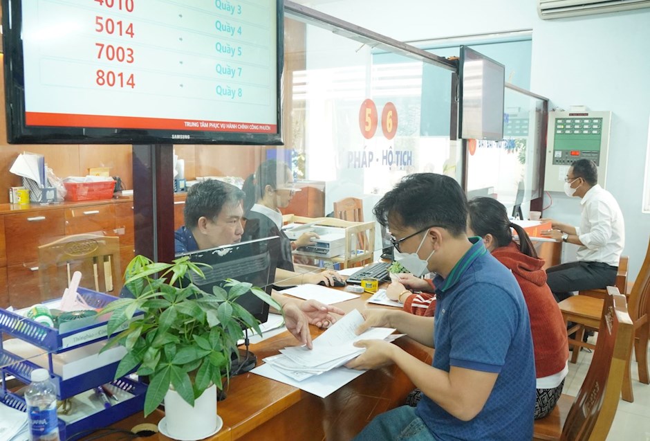 Sau khi hoàn thành các bước nộp hồ sơ cơ bản do trợ lý ảo Chatbot hướng dẫn, người dân chỉ cần đến nhận giấy hẹn và nhận kết quả ngay tại quầy làm việc của cán bộ hành chính công.