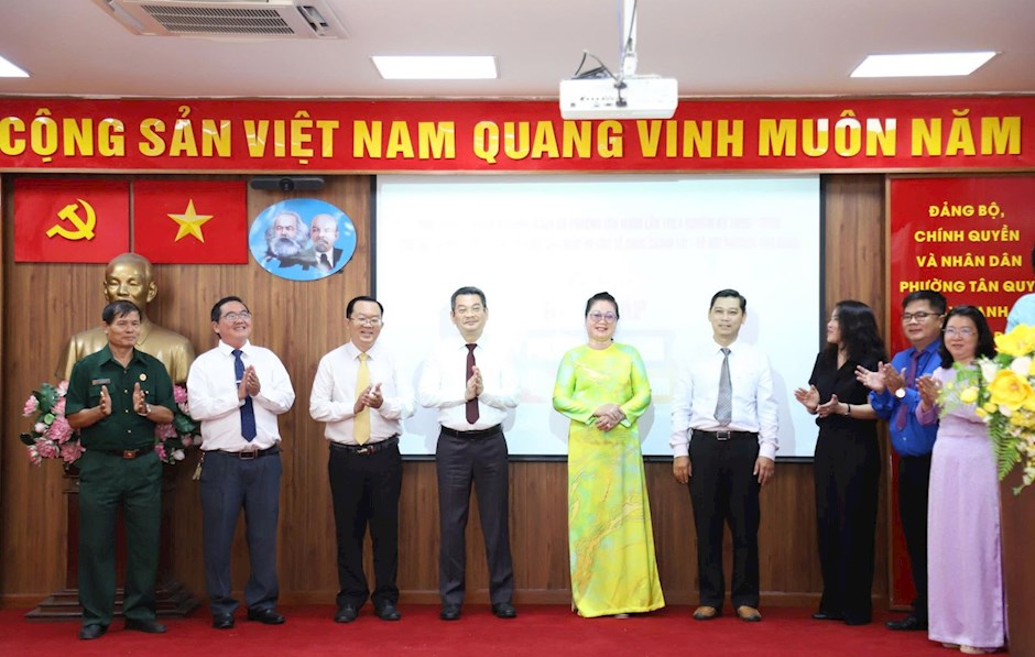 Ủy ban MTTQ Việt Nam phường Tân Hưng thực hiện nghi thức ra mắt ứng dụng trợ lý ảo "Hỏi - đáp phường Tân Hưng".