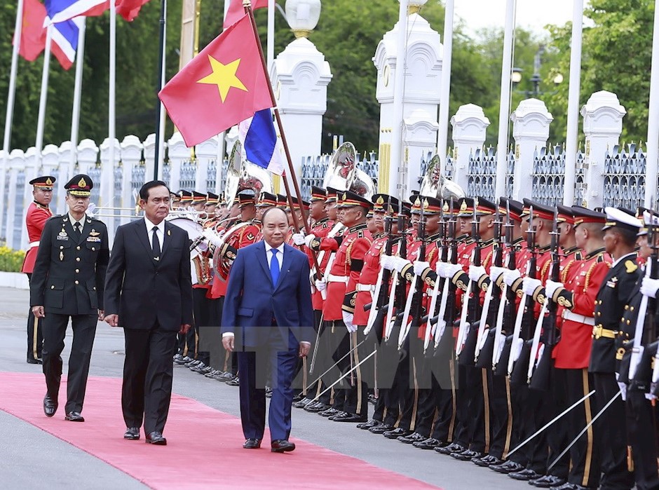 Thủ tướng Nguyễn Xuân Phúc và Thủ tướng Vương quốc Thái Lan Prayut Chan-o-cha duyệt đội danh dự. (Ảnh: TTXVN)