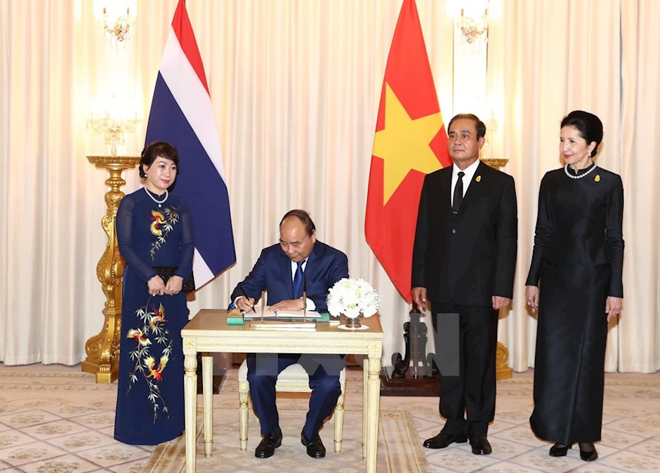 Thủ tướng Nguyễn Xuân Phúc ký sổ vàng lưu niệm. (Ảnh: TTXVN)