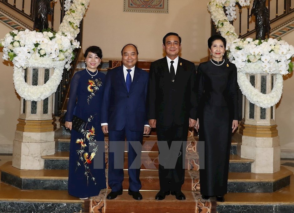 Thủ tướng Nguyễn Xuân Phúc cùng Thủ tướng Vương quốc Thái Lan Prayut Chan-o-cha và Phu nhân. (Ảnh: TTXVN)