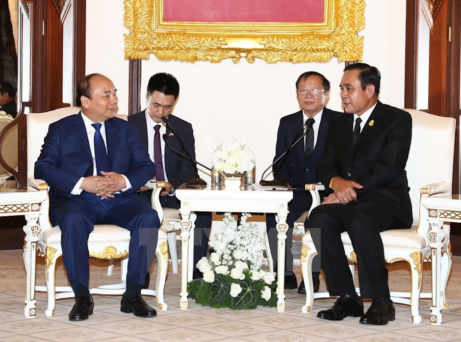 Thủ tướng Nguyễn Xuân Phúc và Thủ tướng Vương quốc Thái Lan Prayut Chan-o-cha. (Ảnh: TTXVN)