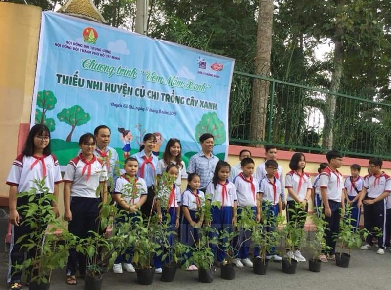 Các đồng chí lãnh đạo tặng cây xanh cho thiếu nhi.