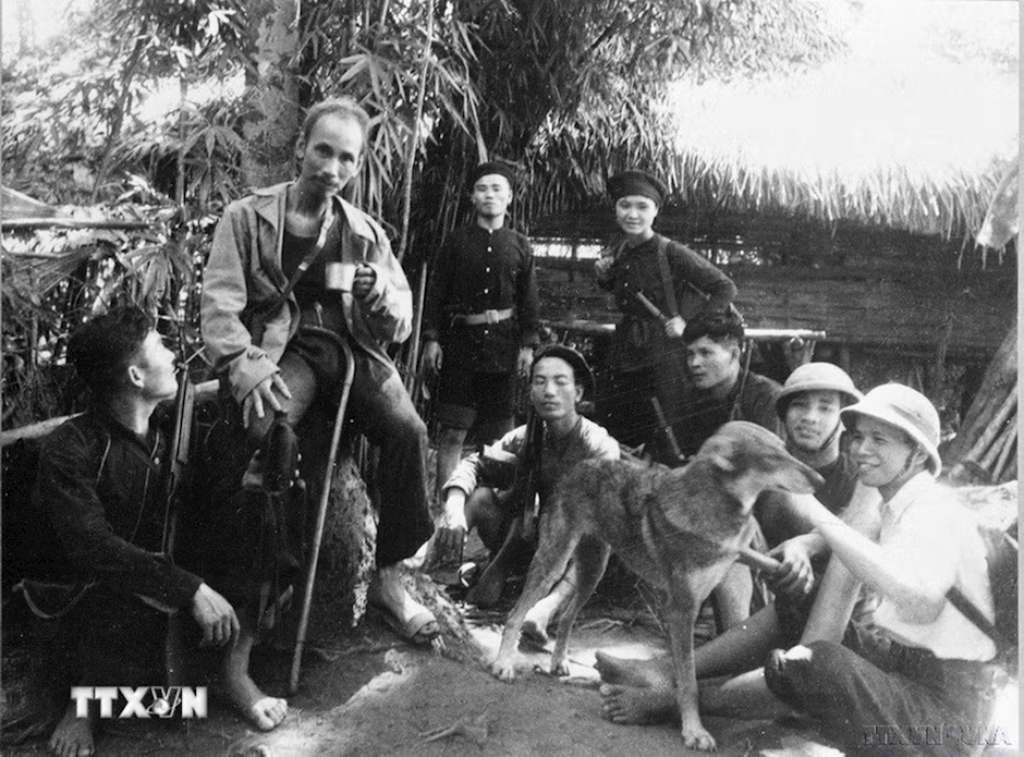 Những giây phút nghỉ ngơi của chủ tịch Hồ Chí Minh trên đường đi công tác tại chiến khu Việt Bắc trong thời kỳ kháng chiến chống thực dân Pháp. (Ảnh: TTXVN)