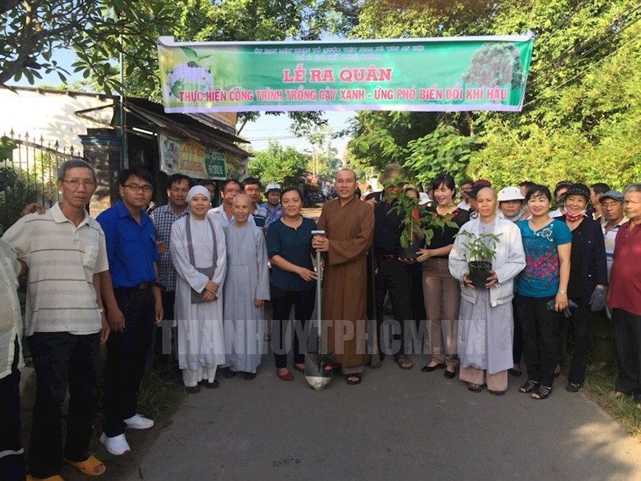 Cơ sở tôn giáo và Mặt trận xã Tân An Hội, huyện Củ Chi ra quân thực hiện công trình trồng cây xanh tham bảo vệ môi trường
