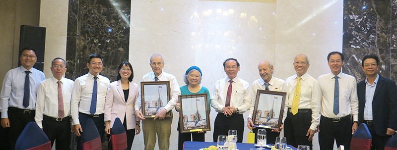 Các đại biểu cùng chụp hình lưu niệm