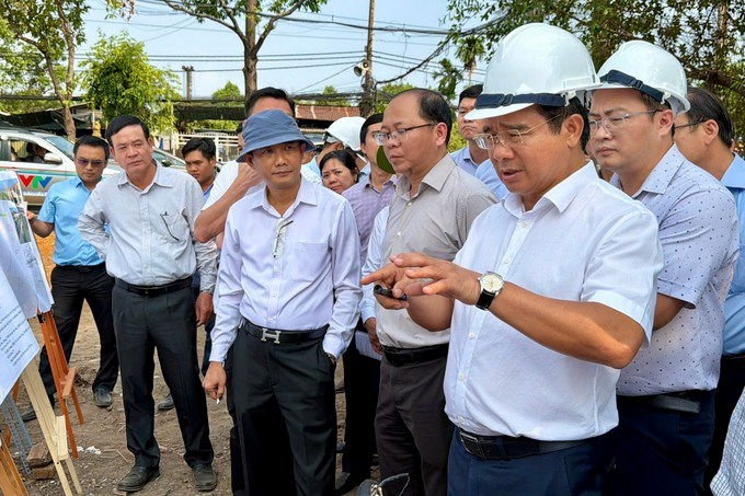 Chủ tịch UBND TPHCM Nguyễn Văn Được khảo sát thực địa, trao đổi và chỉ đạo tại dự án Vành đai 2 TPHCM, chiều 17/3/2026. (Ảnh: SGGP)