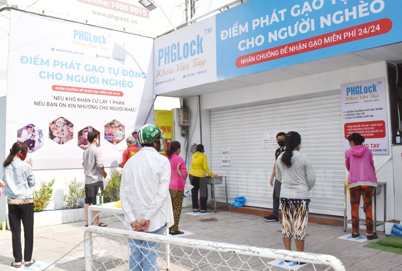 “ATM gạo” miễn phí dành cho người nghèo tại số 204, đường Vườn Lài, quận Tân Phú, TPHCM. 