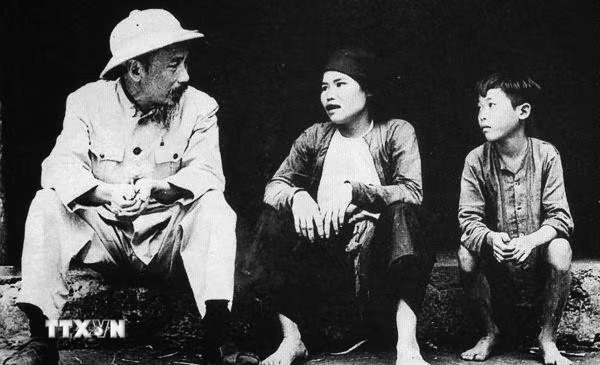 Bác Hồ trò chuyện với dân làng Lâm Xuyên, tỉnh Bắc Giang, sau phong trào Cải cách ruộng đất năm 1955. (Ảnh: Tư liệu/TTXVN phát)