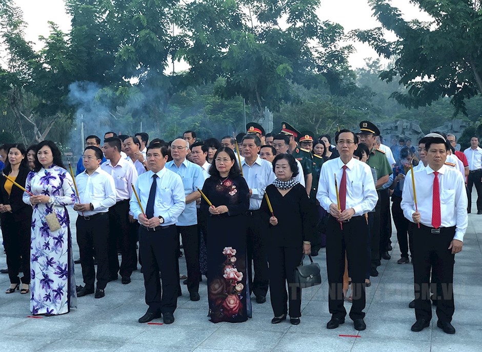Đoàn đại biểu TPHCM và Bà Rịa – Vũng Tàu dâng hương tưởng niệm các anh hùng liệt sĩ tại nghĩa trang Hàng Dương