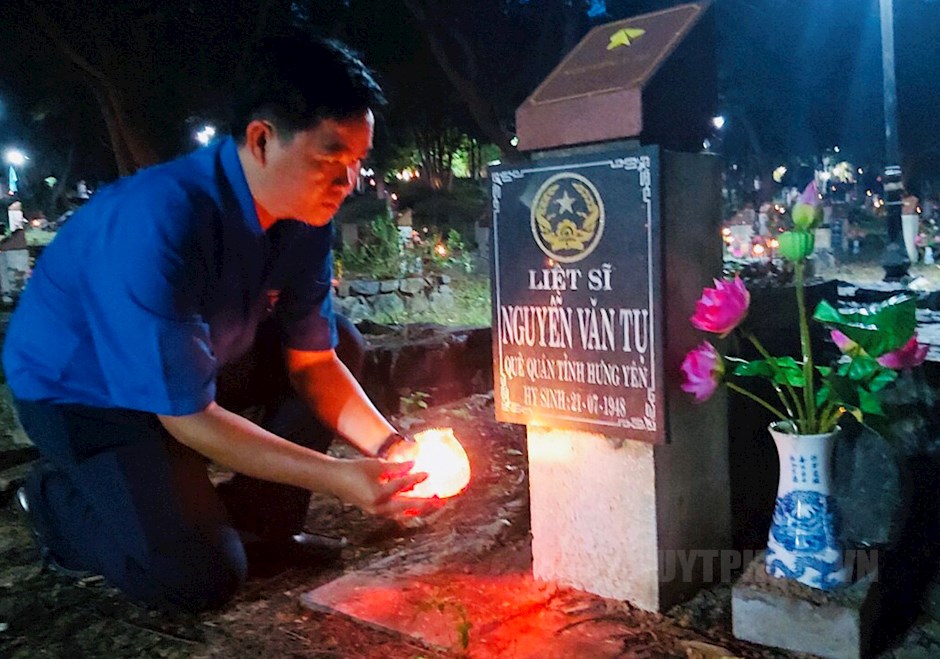 Đoàn viên, thanh niên thực hiện nghi thức thắp nến tưởng niệm các anh hùng liệt sĩ tại nghĩa trang Hàng Dương