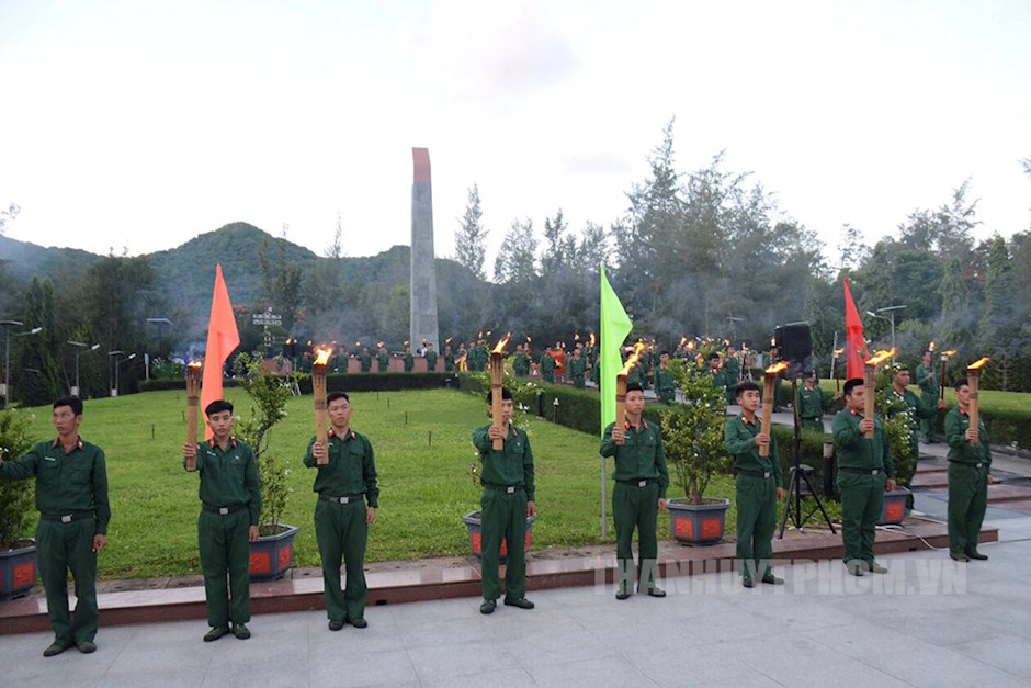 Đoàn viên, thanh niên TPHCM và Bà Rịa – Vũng Tàu dâng nến tưởng niệm các anh hùng liệt sĩ tại nghĩa trang Hàng Dương