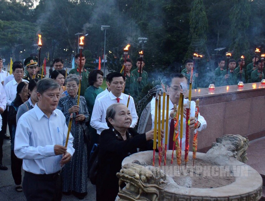 Đoàn đại biểu TPHCM dâng hương tưởng niệm các anh hùng liệt sĩ tại nghĩa trang Hàng Dương