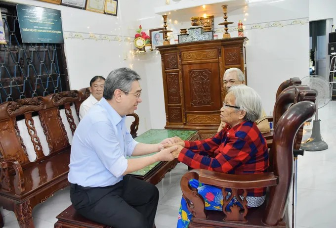 Đồng chí Nguyễn Phước Lộc thăm hỏi sức khỏe Mẹ Bùi Thị Đay