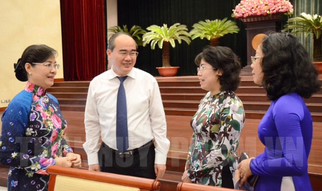 Bí thư Thành ủy TPHCM Nguyễn Thiện Nhân trao đổi với các đại biểu.
