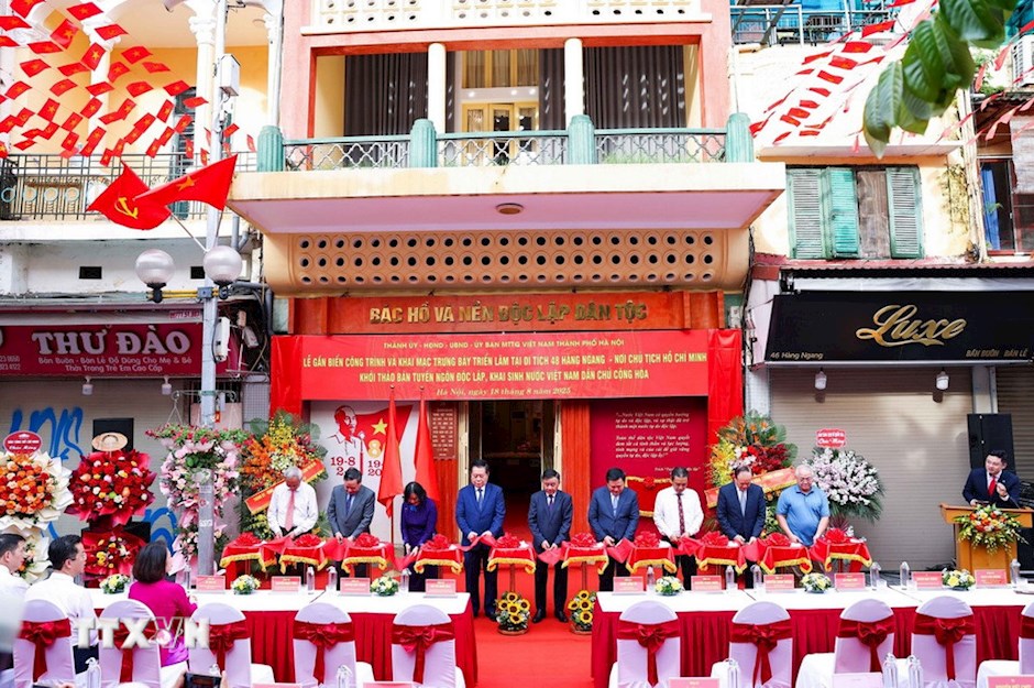 Lễ gắn biển và trưng bày triển lãm tại di tích 48 Hàng Ngang, phường Hoàn Kiếm ( Hà Nội) sáng 18/8. (Ảnh: TTXVN)