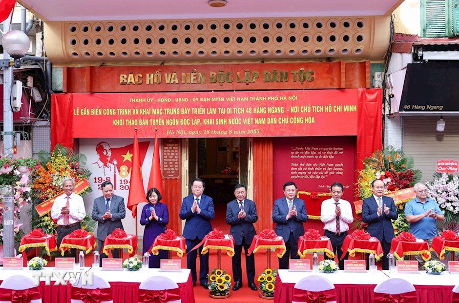 Đồng chí Trần Cẩm Tú, Ủy viên Bộ Chính trị, Thường trực Ban Bí thư cùng các đại biểu cắt băng khai mạc trưng bày. (Ảnh: TTXVN)