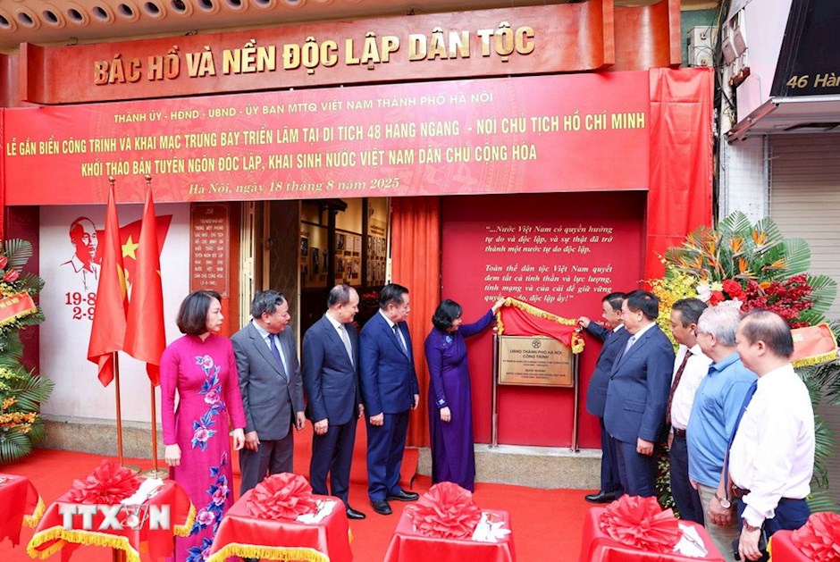Đồng chí Trần Cẩm Tú, Ủy viên Bộ Chính trị, Thường trực Ban Bí thư, cùng các đại biểu thực hiện nghi thức mở biển tại Ngôi nhà số 48 Hàng Ngang - nơi Bác Hồ khởi thảo “Tuyên ngôn Độc lập.” (Ảnh: TTXVN)