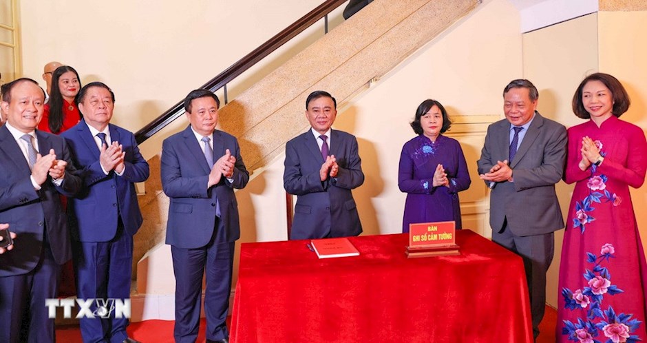 Đồng chí Trần Cẩm Tú, Ủy viên Bộ Chính trị, Thường trực Ban Bí thư cùng các đại biểu tại Ngôi nhà số 48 Hàng Ngang - nơi Bác Hồ khởi thảo “Tuyên ngôn Độc lập.” (Ảnh: TTXVN)