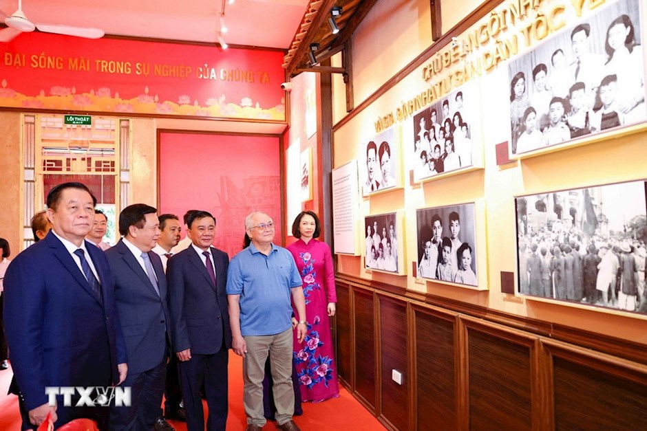 Đồng chí Trần Cẩm Tú, Ủy viên Bộ Chính trị, Thường trực Ban Bí thư, cùng các đại biểu tham quan trưng bày. (Ảnh: TTXVN)