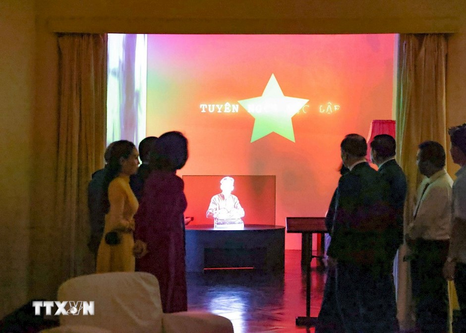 Tại một căn phòng ở gác 2 của ngôi nhà này, Chủ tịch Hồ Chí Minh đã viết bản "Tuyên ngôn độc lập," khai sinh ra nước Việt Nam Dân chủ Cộng hòa. (Ảnh: TTXVN)