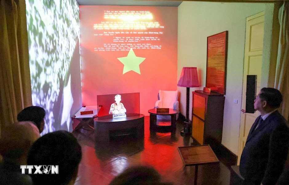 Tại một căn phòng ở gác 2 của ngôi nhà này, Chủ tịch Hồ Chí Minh đã viết bản "Tuyên ngôn độc lập," khai sinh ra nước Việt Nam Dân chủ Cộng hòa. (Ảnh: TTXVN)