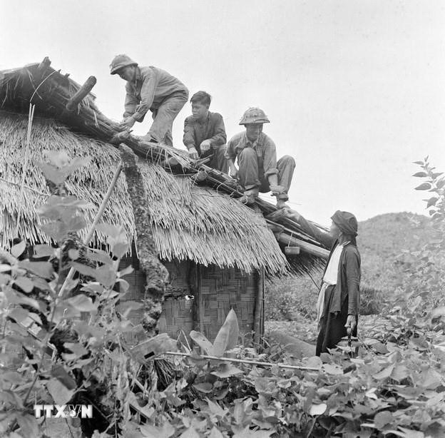 Chiến sỹ công an vũ trang trên đảo (Quảng Ninh) giúp nhân dân sửa chữa nhà cửa để chống bão (1969). (Ảnh: TTXVN)