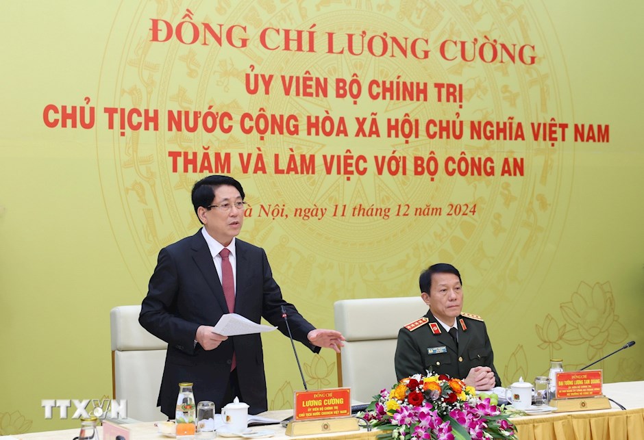 Chủ tịch nước Lương Cường thăm và làm việc với Bộ Công an sáng 11/12/2024 tại Hà Nội. (Ảnh: TTXVN)