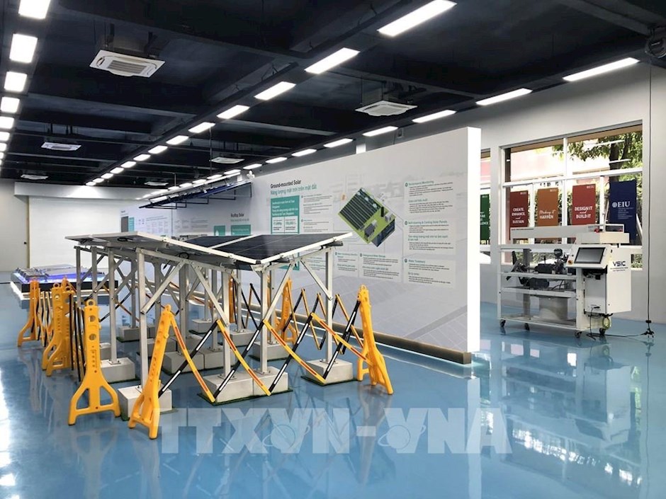 Các sản phẩm R&D trưng bày tại Trung tâm Giải pháp bền vững Sembcorp-EIU. Ảnh: TTXVN