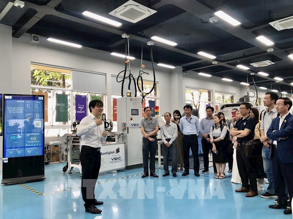 Đoàn doanh nghiệp và khách tham quan Trung tâm Giải pháp bền vững Sembcorp-EIU trong khuôn khổ chương trình. Ảnh: TTXVN