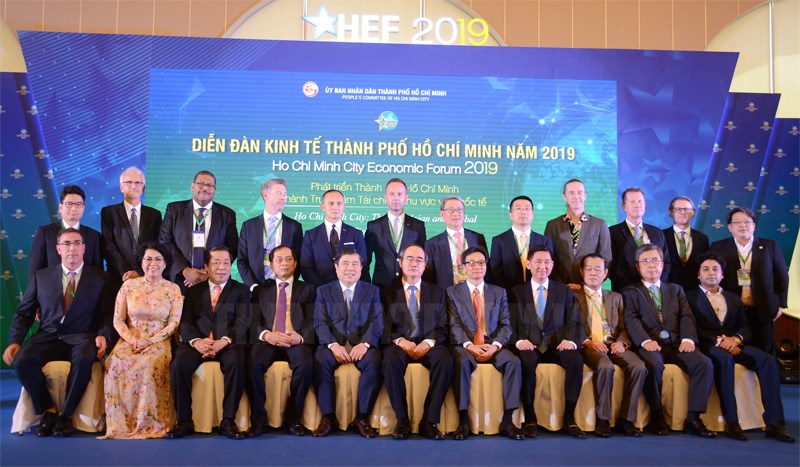 Các đại biểu chụp ảnh lưu niệm tại diễn đàn kinh tế năm 2019.