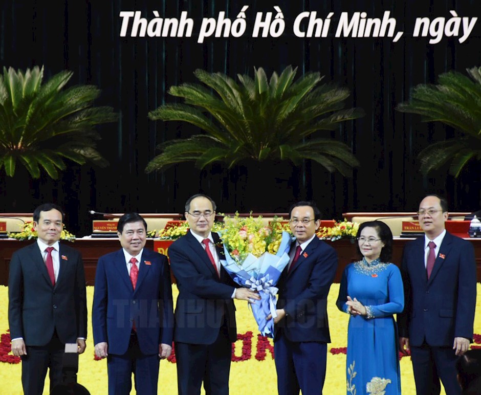 Bí thư Thành ủy TPHCM khóa XI Nguyễn Văn Nên cùng tập thể Thường trực Thành ủy khóa XI tặng hoa đồng chí Nguyễn Thiện Nhân.
