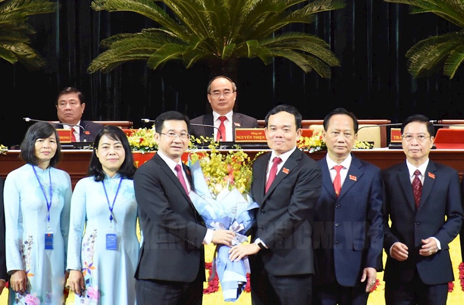 Phó Bí thư Thành ủy TPHCM khóa XI Trần Lưu Quang tặng hoa chúc mừng Ủy ban Kiểm tra Thành ủy khóa XI.