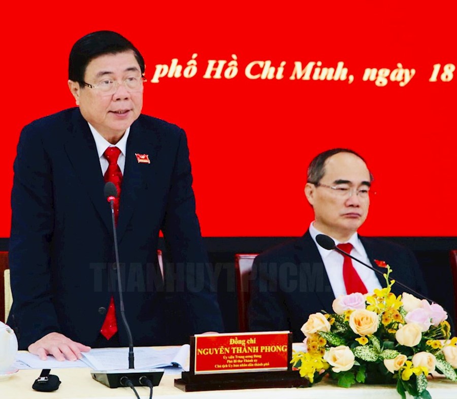 Phó Bí thư Thành ủy, Chủ tịch UBND TP Nguyễn Thành Phong phát biểu tại họp báo.