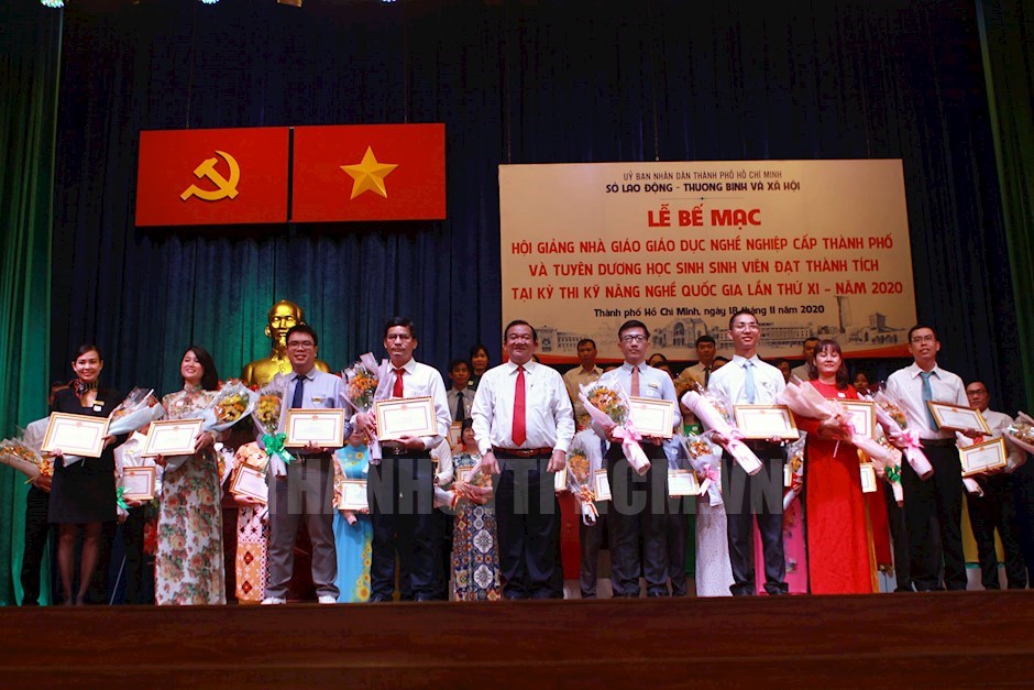 Giám đốc Sở Lao động, Thương binh và Xã hội TPHCM Lê Minh Tấn trao giải Nhất cho các cá nhân đạt thành tích cao tại hội giảng