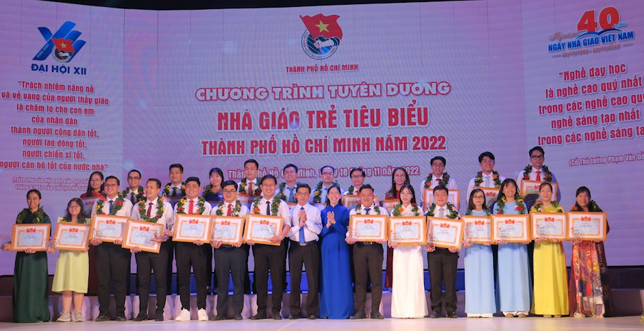 Đồng chí Nguyễn Văn Dũng và đồng chí Phan Thị Thanh Phương tuyên dương các gương giáo viên trẻ tiêu biểu năm 2022