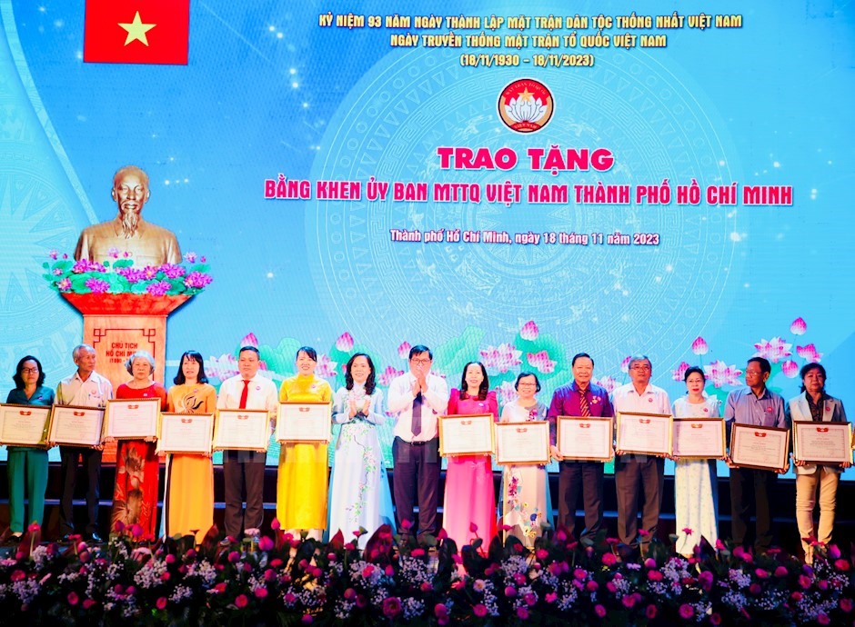 Đồng chí Nguyễn Thanh Xuân và đồng chí Ngô Thanh Sơn trao Bằng khen của Ủy ban MTTQ Việt Nam TP đến các cá nhân