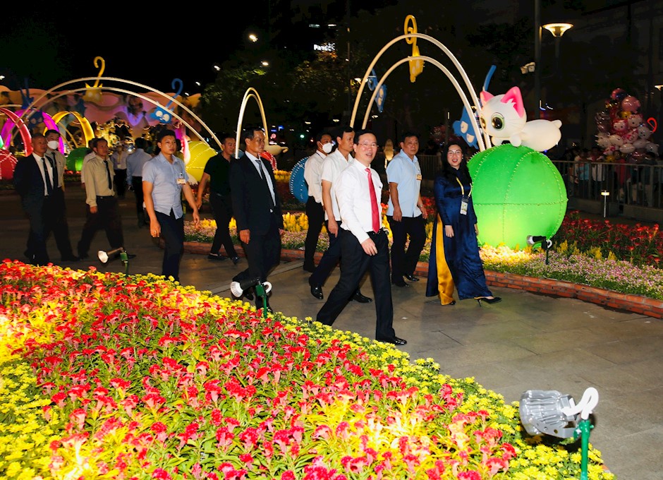 Thường trực Ban Bí thư Võ Vân Thưởng cùng các đại biểu tham quan Đường hoa Nguyễn Huệ