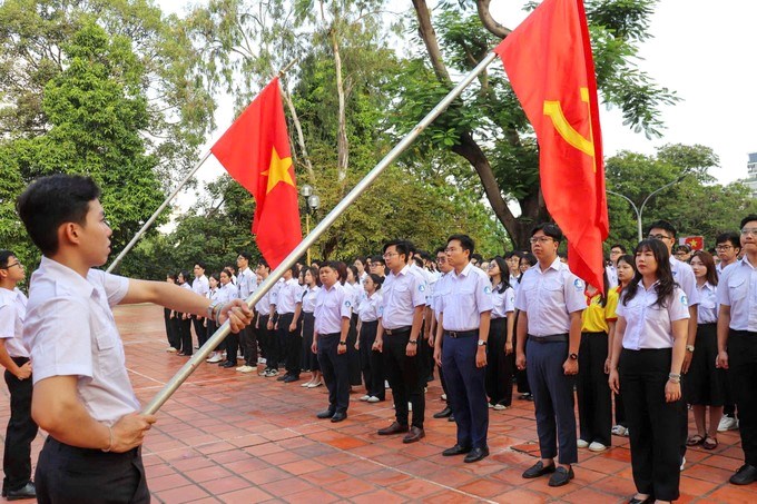 Sinh viên TPHCM chào cờ chào mừng Đại hội XIV của Đảng