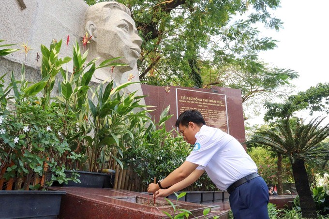 Chủ tịch Hội Sinh viên Việt Nam TPHCM Nguyễn Đăng Khoa dâng hương tưởng niệm cố Tổng Bí thư Trần Phú