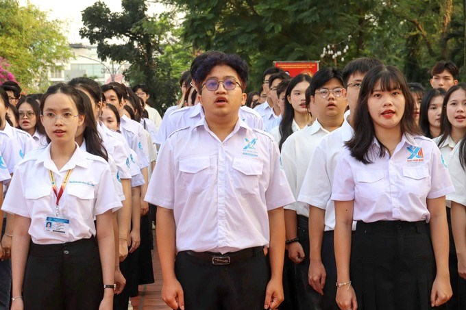 Sinh viên tham gia lễ chào cờ sáng 19/1