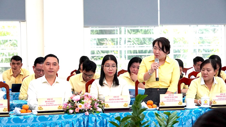 Chủ tịch UBND phường Thủ Đức Nguyễn Thị Mai Trinh báo cáo với tổ công tác