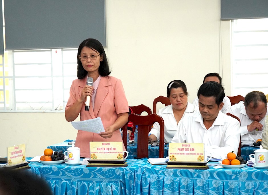 Đồng chí Nguyễn Thị Bé Hai, Bí thư Đảng ủy kiêm Chủ tịch HĐND phường Linh Xuân báo cáo với tổ công tác