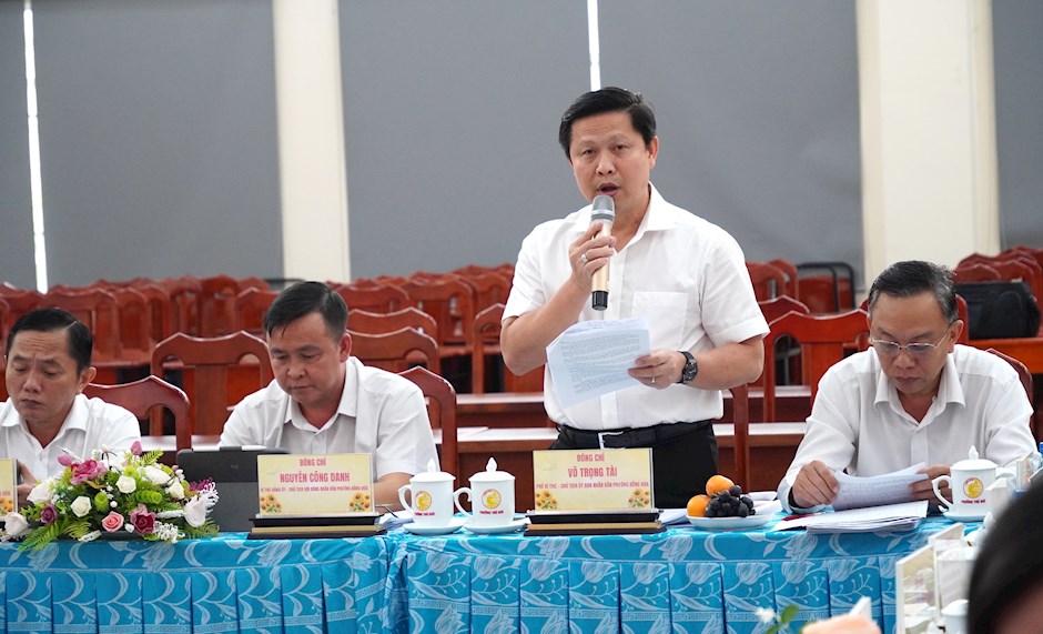 Đồng chí Võ Trọng Tài, Chủ tịch UBND phường Đông Hòa báo cáo với tổ công tác